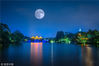 2018年9月24日，江苏扬州市瘦西湖风景区的五亭桥和月亮（二次曝光）。孟德龙/视觉中国
