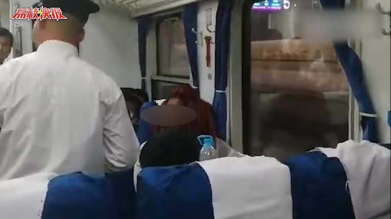 惊现外籍女座霸 被拍摄后朝人群泼水