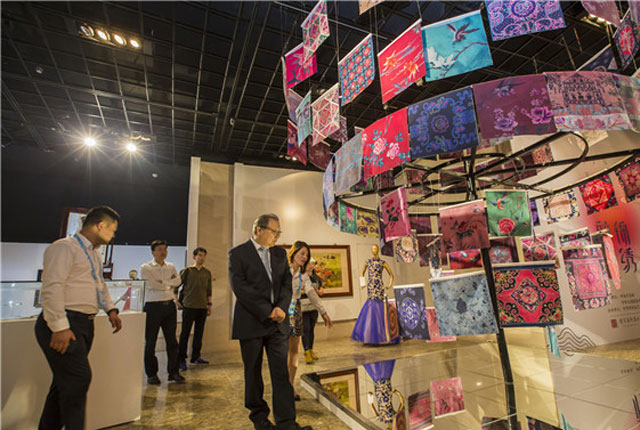 “锦绣前程”中国当代织锦、刺绣艺术展在北京开幕
