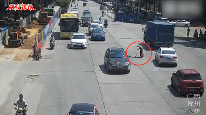 正能量！摩托车主挡住车流 守护拄拐老人过马路