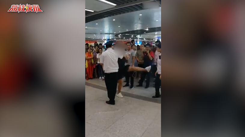 杀猪吼！南京一女子地铁持老年卡被抓 大喊大叫又撕扯安全员