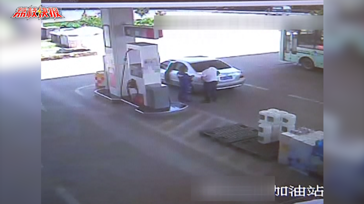 上阵父子兵！父子加油站上演“魔术手”偷钱 