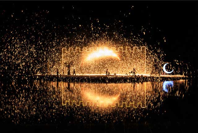 非物质文化遗产“打铁花”亮相北京世界公园