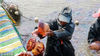 2018年9月6日，辽宁丹东。渔民在海蜇池子里捕捞养殖的海蜇。