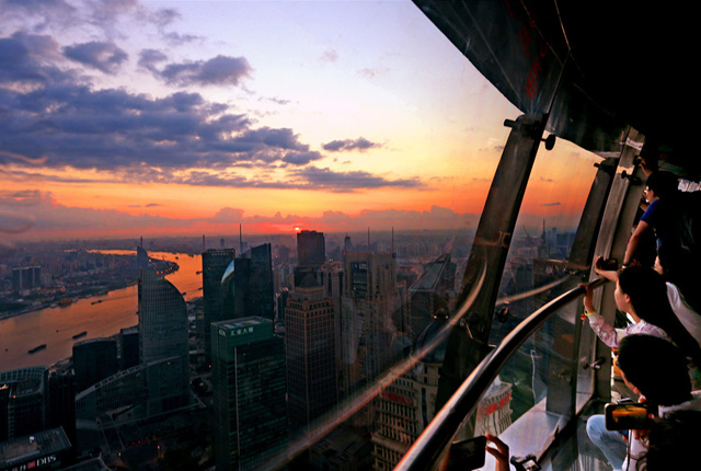上海：游客登东方明珠塔 在“最美”城市天际线看日出