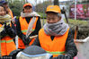 2018年12月7日，江苏省镇江市金山街道润州山路社区党员志愿者为辖区环卫工人赠送围巾和手套。