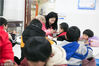 2019年1月9日，在贵州毕节市大方县儿童福利院内，卢小卜正在给较小的孩子喂米粉。