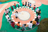2019年1月9日，在贵州毕节市大方县儿童福利院内，卢小卜正在和孩子们做游戏。