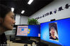 2019年1月9日，上海。1月10日是全国第33个110宣传日，根据公安部的统一部署，上海公安机关以“警民牵手110，共创平安迎大庆”为主题开展“110宣传日”系列活动。
图为民警展示报警过程。视觉中国