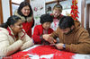 2019年1月10日，江苏连云港，印度留学生在海州湾街道大港社区学习中国剪纸技巧。