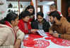 2019年1月10日，江苏连云港，印度留学生在海州湾街道大港社区学习中国剪纸技巧。