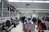 2019年1月11日，在江苏扬州市第一人民医院的儿童输液室，护士忙着为患儿输液。