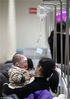 2019年1月11日，在江苏扬州市第一人民医院的儿童输液室，护士忙着为患儿输液。