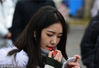 2019年1月12月，南京艺术学院，考生在影视艺术学院候考前抓紧补妆。