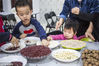 2019年1月12日，山东滨州。为了让小朋友们了解腊八粥习俗，滨州市某社区组织了一次认识腊八粥的亲子活动。