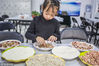 2019年1月12日，山东滨州。为了让小朋友们了解腊八粥习俗，滨州市某社区组织了一次认识腊八粥的亲子活动。