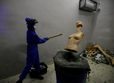 还选择隐忍？ 北京现“发泄屋”让你肆意打砸释放压力