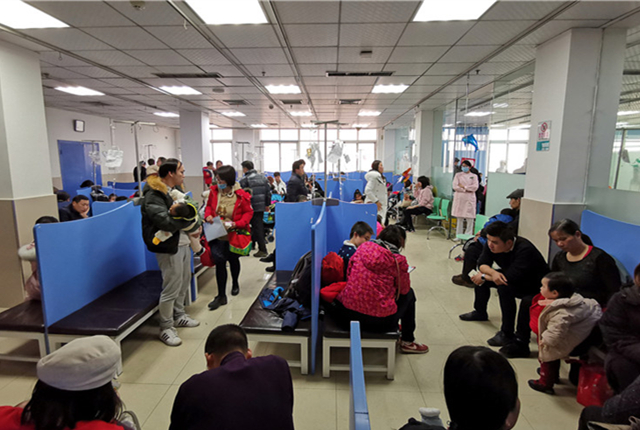 武汉：又到冬季儿童疾病高发期 医院坐满候诊患儿
