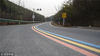 2019年1月16日，江苏常州，溧阳“1号公路”柏油路面中间，施划有红、黄、蓝三色标线，犹如彩虹，环绕乡间。