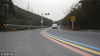 2019年1月16日，江苏常州，溧阳“1号公路”柏油路面中间，施划有红、黄、蓝三色标线，犹如彩虹，环绕乡间。
