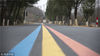 2019年1月16日，江苏常州，溧阳“1号公路”柏油路面中间，施划有红、黄、蓝三色标线，犹如彩虹，环绕乡间。水恒智/视觉中国

