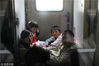 2011年1月22日，前往九江的列车，一家四口团坐在门端一侧的“包厢”里。