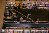2019年1月15日，四川省成都市太古里方所书店内，许多市民与游人在书店内阅读书籍，寒假期间许多市民选择在书店里看出为自己“充电”。