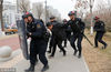 2019年1月18日，陕西省渭南市临渭区滨河大道，巡特警队员进行处置暴力事件演练。