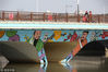 2019年1月17日，南京，一组以李白、杜牧、辛弃疾等唐宋诗人为主题的彩绘亮相集庆门桥两侧，原本“灰头土脸”的桥墩改头换面，成为秦淮河沿线又一处亮丽景观。视觉中国