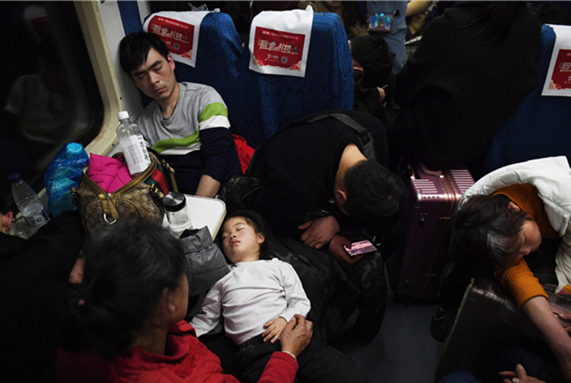 摄影师乘火车记录1600人11小时的迁徙 回家路很拥挤