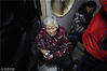 2019年1月19日，70岁的刘凤英老人回老家过年，路上在车厢交界处坐在地上8个多小时。