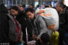 2019年1月18日，上海，旅客排队检票中。