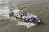 2019年1月21日，海事人员在江苏淮安洪泽湖南线航道3号标水域巡航。当日，为期40天的2019年春运正式启动。