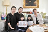 2019年1月21日，在北京英国驻华大使馆官邸，英国驻华大使吴百纳与中国双胞胎女孩米艾、米妮及家人一起品尝英式下午茶。