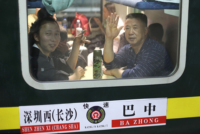 深圳春运大幕开启 2320人凌晨搭乘首趟临客返乡