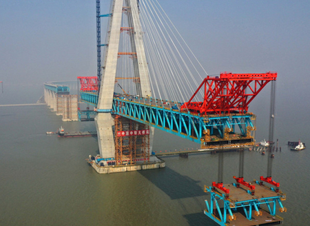 江苏苏州：沪通长江大桥完成新年首轮钢梁悬吊