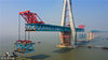 2019年01月18日，江苏苏州，由中铁大桥局承建的沪通长江大桥主航道桥28号墩完成新年首轮大节段钢梁双悬臂吊装。