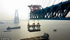 2019年01月18日，江苏苏州，由中铁大桥局承建的沪通长江大桥主航道桥28号墩完成新年首轮大节段钢梁双悬臂吊装。