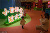 2019年1月22日，上海，“小猪佩奇过大年”官方新春快闪店近日在豫园商城闪亮登场，吸引不少家长带着孩子们在店内拍照打卡和参与各种游艺项目。