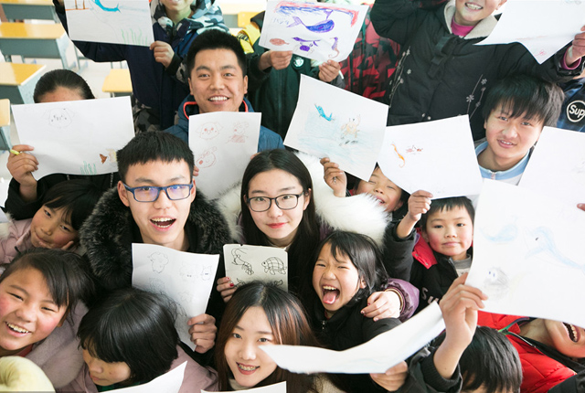 贵州毕节：儿童福利院里的快乐假期