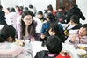 2019年1月22日，在贵州省毕节市大方县儿童福利院，哈尔滨工业大学的学生正在和孩子们一起做游戏。