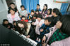 2019年1月22日，在贵州省毕节市大方县儿童福利院，哈尔滨工业大学的学生正在和孩子们一起做游戏。