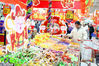 2019年1月20日，苏州市民在一家大型超市的“年货大街”选购年货。
