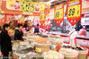 2019年1月20日，苏州市民在一家大型超市的“年货大街”选购年货。