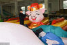 2019年1月22日，浙江省嘉兴市一家气模玩具工厂里，工作人员正在加紧赶制一批卡通猪形象的订单。