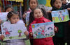 2019年1月24日，郑州，金海螺幼儿园的小朋友在老师指导下，创作生肖猪画，迎接农历猪年春节的到来。张涛/视觉中国