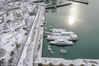 2019年1月31日凌晨，青岛西海岸新区唐岛湾渔港迎来降雪。雪后渔港在白雪的装点下清新靓丽，披着“白纱”的渔船美不胜收。