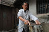 2018年12月25日，浙江慈溪。切糖用的刀是请老师傅锻造的，每天使用前都要磨一磨，一般一把刀用两年时间就废掉了。