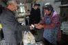 2018年12月25日，浙江慈溪。慕名前来购买豆酥糖的人络绎不绝，胡逸毅的岳母帮忙售卖。