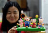 2019年1月5日，江苏扬州，扬州面塑非遗传承人何燕兰在展示自己创作的面塑“福猪”系列作品。